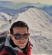 37 Sguardo indietro alla affilata cresta innevata risalita